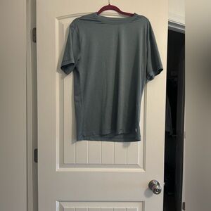 Vuori Performance T-shirt men's medium blue grey athletic workout